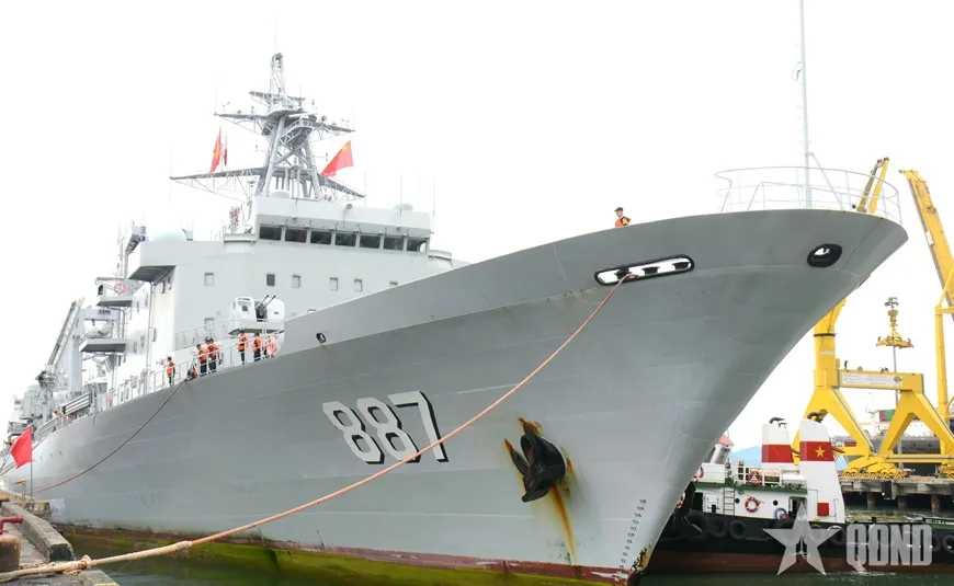 解放军海军“环澳编队”开进越南岘港，903补给舰已被掏空