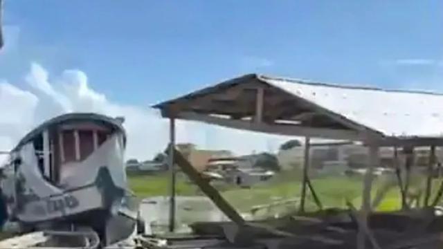 巴西2岁女童独自在无围栏河边玩耍，坠河后被食人鱼啃噬脖子惨死