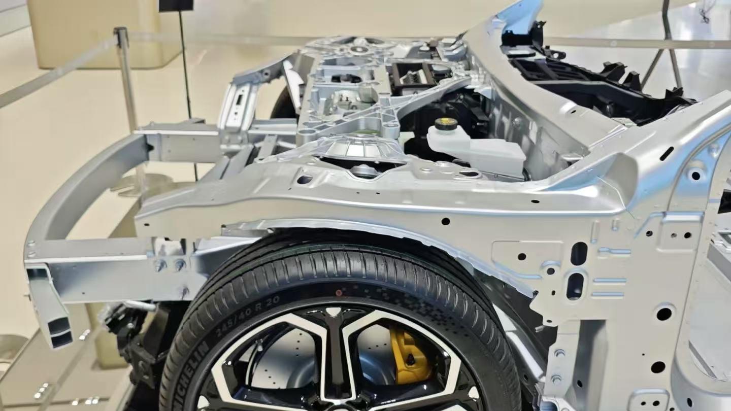 生死时速与智驾迷思：从蔚来ES8到小米SU7的“血泪启示录”