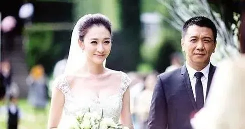 女演员与他同居5年，将美好的年华都给了他，他却选择和闺蜜结婚