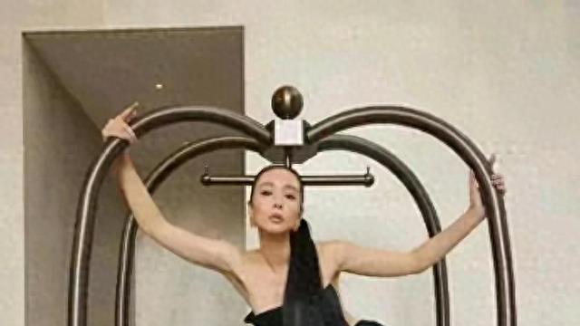 丑哭了！高叶杂志封面照每张都丑出天际！网友：大嫂真的缺钱了？