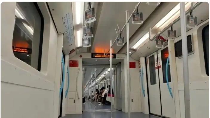 上海地铁试点“站票车厢”引热议！多载25人能解决早高峰吗？