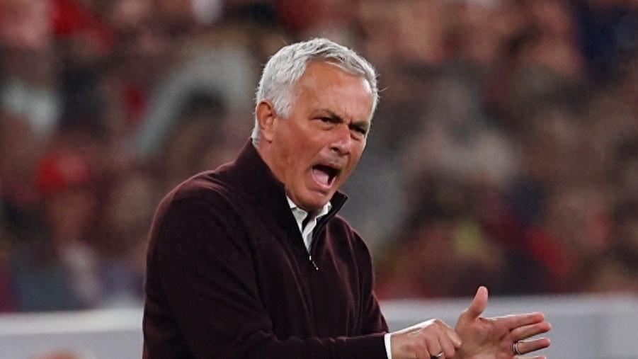 一口气换4人，穆里尼奥率队获胜