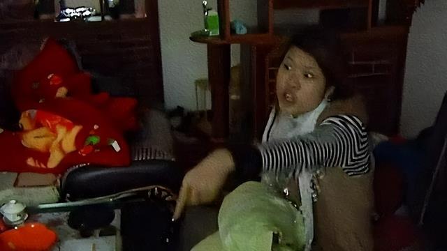 女子因长得漂亮，怀疑父母是人贩，坚持要找富豪父母，如今怎样了
