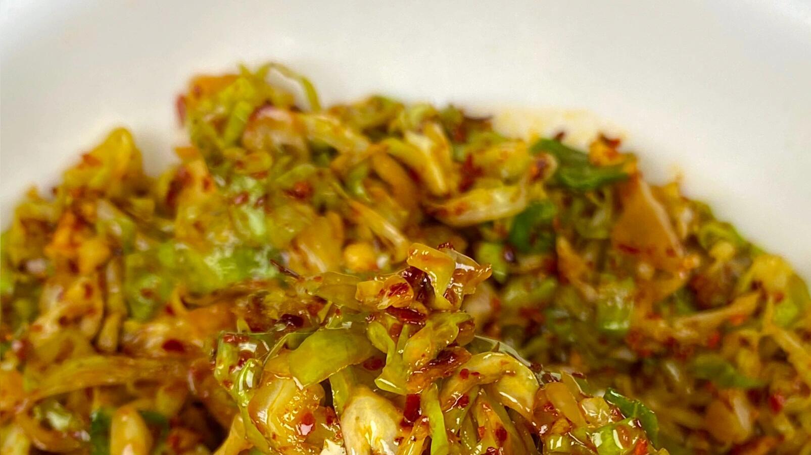 包菜丝这样拌才脆爽不出水？酸辣比例的秘诀在这里