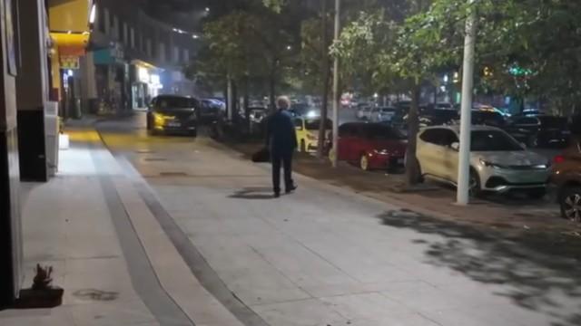 英国退役大叔在中国三线城市走夜路，竟意外遇到了最危险的事情！