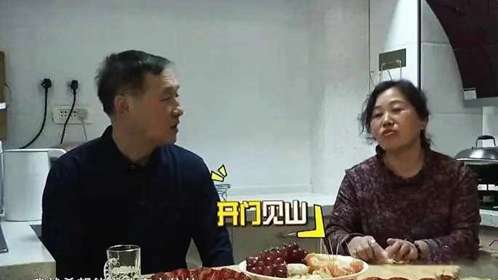 65岁大爷无房无财，却执着追求年轻貌美的伴侣，只因自认“帅气有才”？