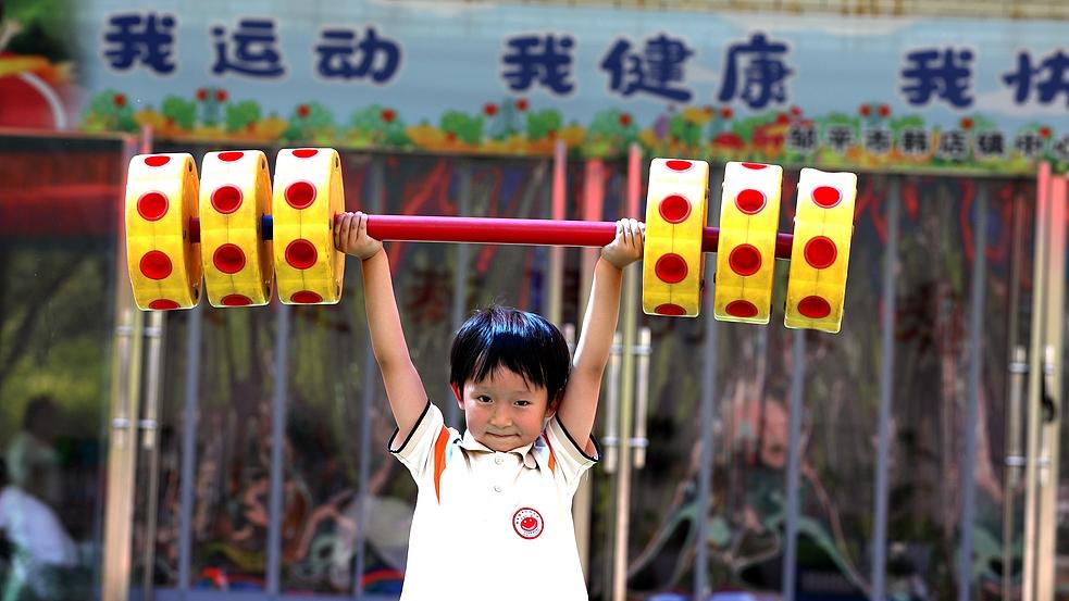 孩子比同龄人矮半头不只是遗传 这五件事做不对补什么都没用 第三个最致命