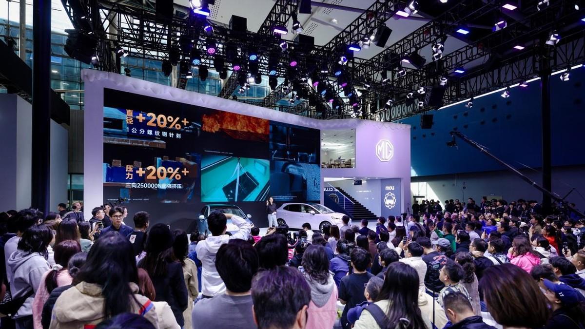 广州车展上，MG用半固态电池，把10万级纯电市场卷穿了！