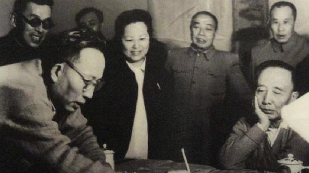 在台湾，国民党政府挽留郭沫若的日本妻子，安娜用周总理的话应答