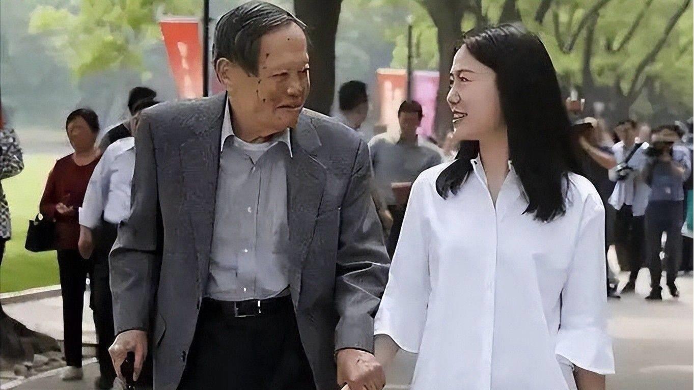 没孩子也没遗产，照顾杨振宁21年，冷冻9颗卵子，从28岁到49岁，她把青春押给了一位比自己大54岁的