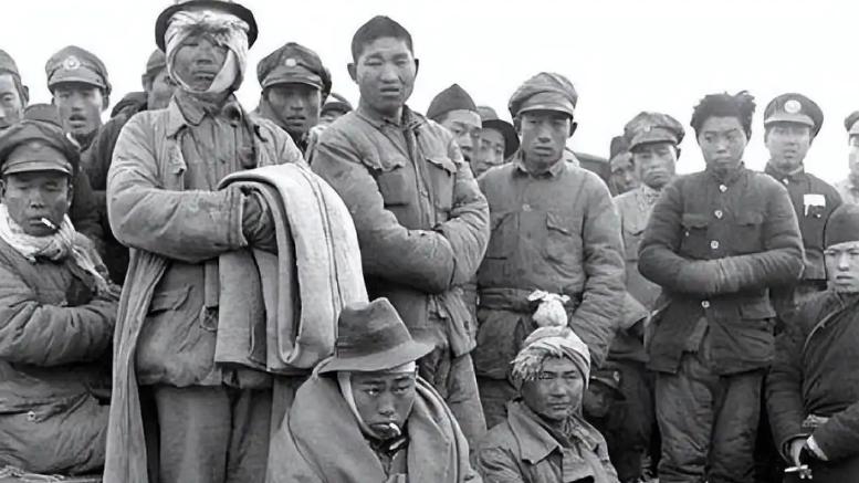 我军俘虏了国民党中将却不认识，正要押走时，突然有人向他敬礼