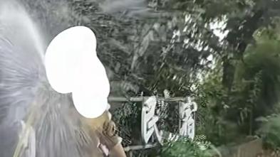 女子景区捡板栗壳，被民宿老板娘污蔑是小偷，还被用高压水枪滋脸