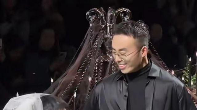 54岁“雪姨”变雪姐，华丽转身惊艳众人，直长发蓝瞳完全认不出