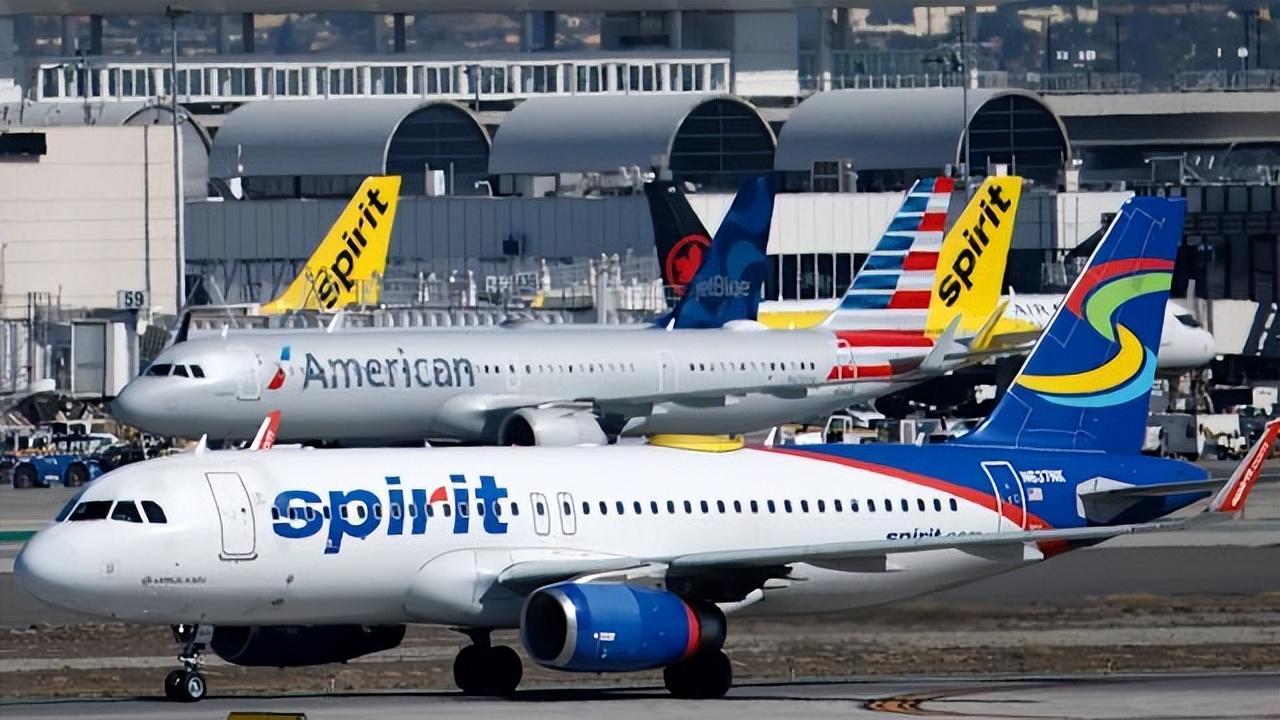 美国停摆冲击航空业，40座机场削减运力，每日近4000航班面临取消