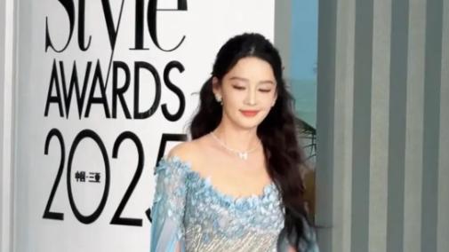 李沁蓝色亮片长裙闪耀ELLE风尚大典 人鱼公主惊艳全场