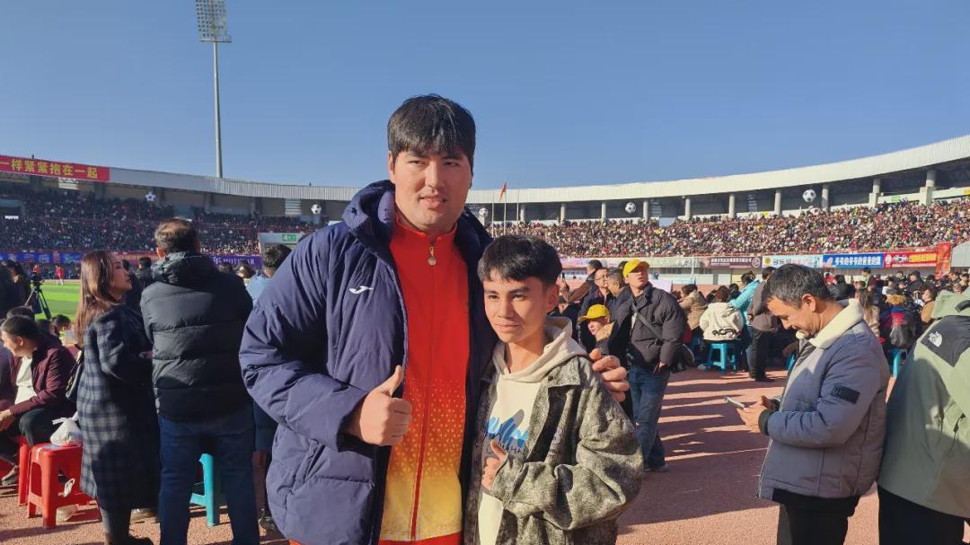 “喀什杯”，一片生长在绿茵场的石榴林