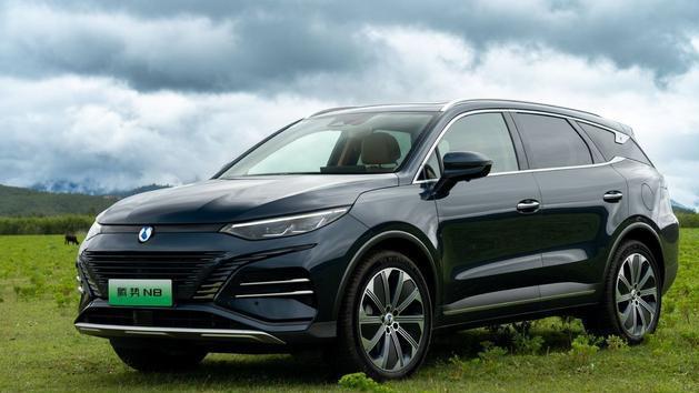 全新腾势N8路试谍照！设计与现款大不同，前脸浑厚了，神似腾势N9