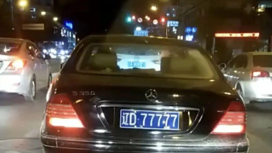 阴暗车库，辽D77777奔驰落满灰尘，网友：豪车靓号为何成僵尸车？