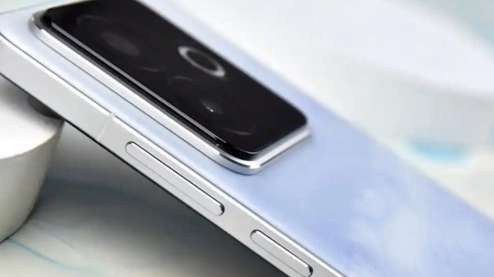 值得捡漏的一骁龙8至尊版手机，512GB不到2000元，6500mAH+120W