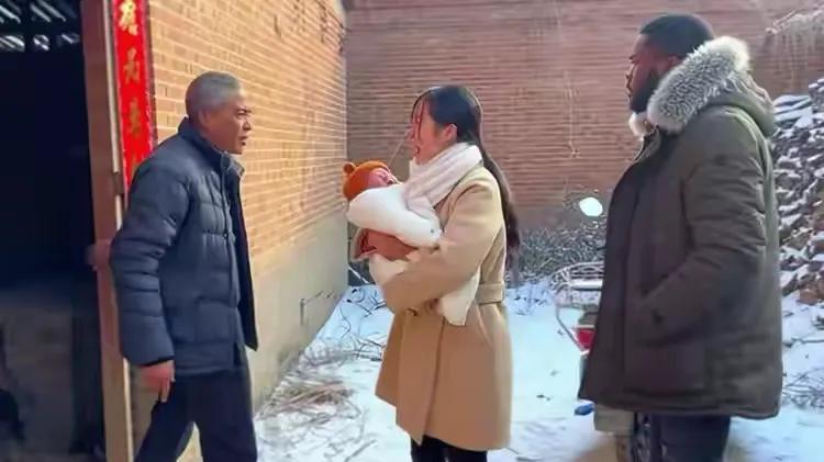 河南女子偷嫁给黑人，生娃后回娘家被拒之门外！父亲：让你进门对不起祖先