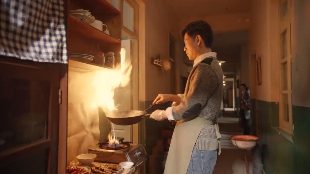 与方涛结婚没几年的何家欢又遇到了张秋林，此时他已经离婚