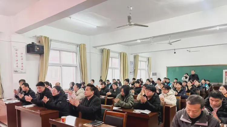 信阳市浉河区政协主席何怒涛走进柳林乡中心学校讲授思政课