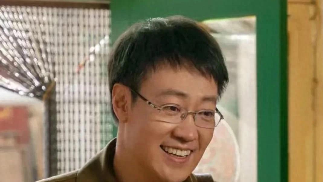 辛柏青新剧护宝寻踪开播，剧中他爱妻如命，剧外妻子病逝