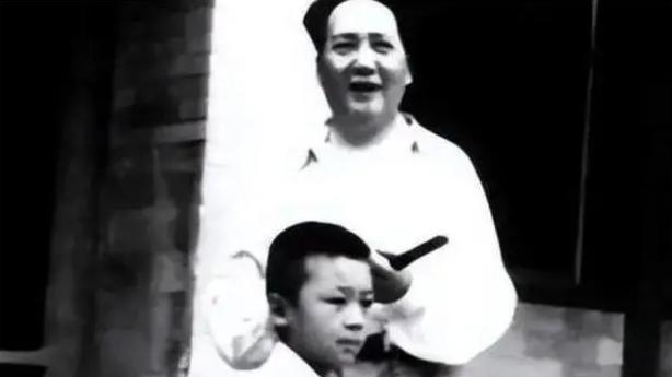 1993年毛远新刑满出狱，对哪两个人深感愧疚？余生都用来照顾她们