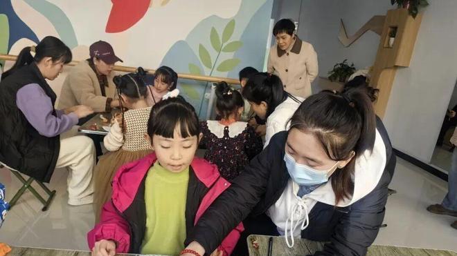 平陆县图书馆开展“冬日暖阳 亲子相伴”绘本手工活动进社区