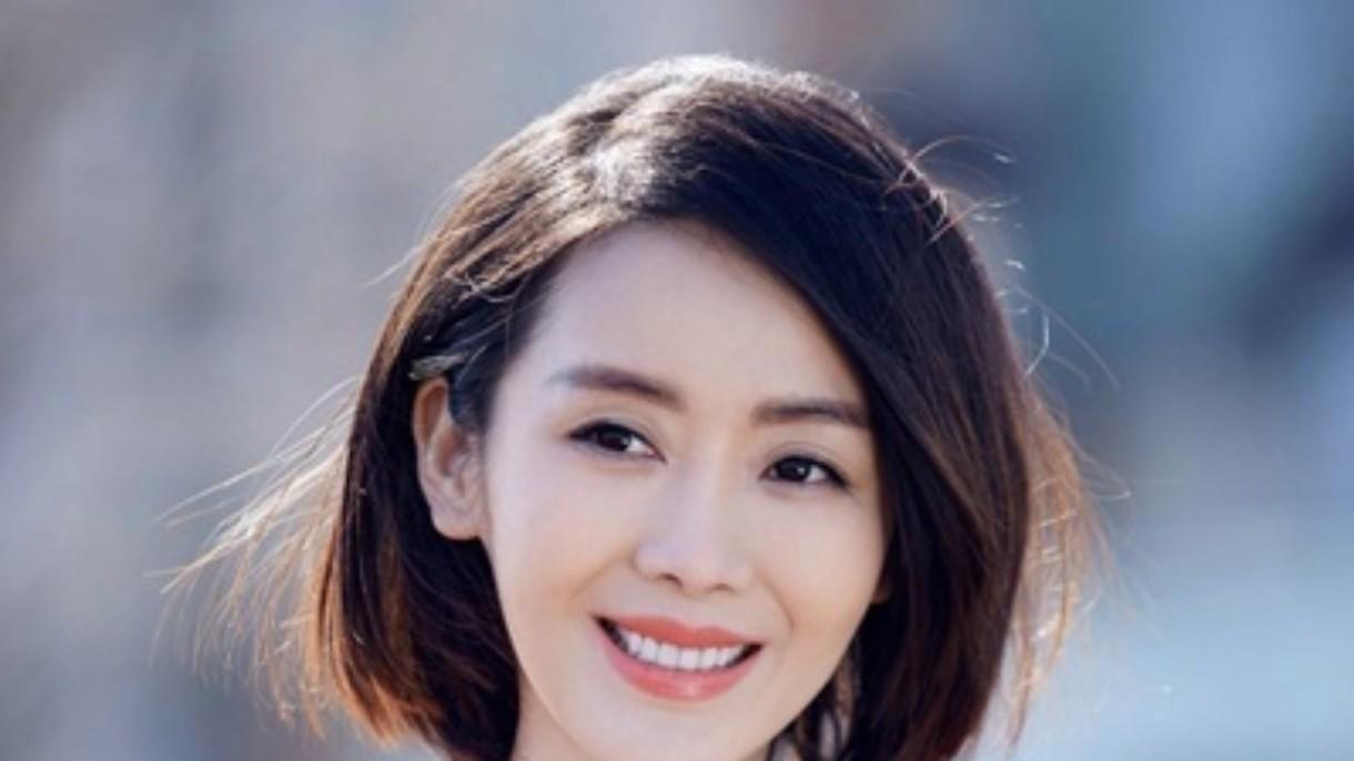 她是军人出身，却被坑演了三级片，差点赔了2亿，父亲患癌离世太心痛