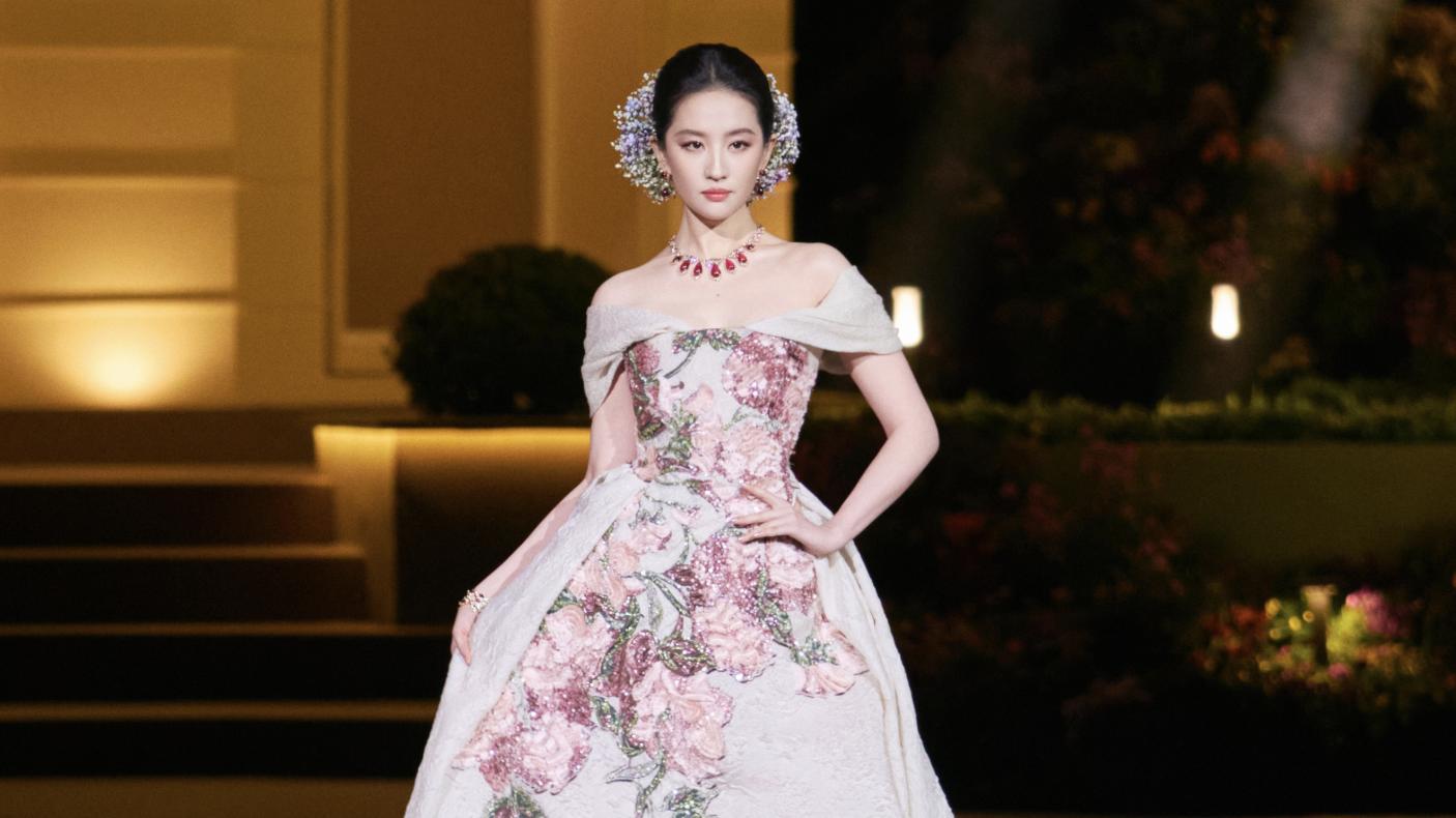 白玉兰刚“落选”，VOGUE就让她“封神”！刘亦菲这姐，到底凭啥这么牛？