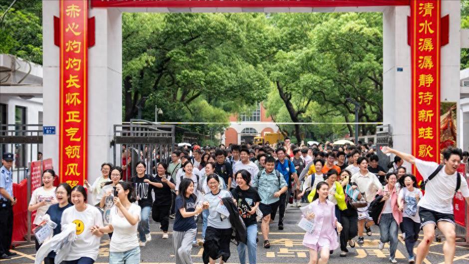 美梦终将破灭！高考结束多少家庭被“扒”光，为何1万块也拿不出