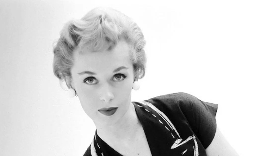 凭《社交网络》走红的达科塔的外祖母蒂比·海德莉，与狮子为伍，道不尽与大导希区柯克的恩怨情仇