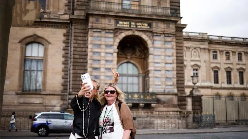 罗浮宫珠宝劫案告破？警方缄口，巴黎在追一场“消失的光”