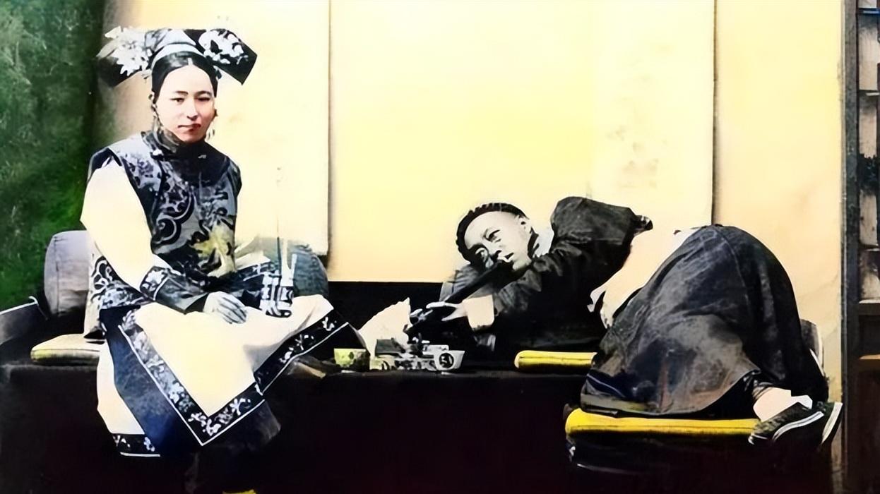晚清鸦片馆的真实情形：男子骨瘦如柴，女子媚态百出，任人摆布