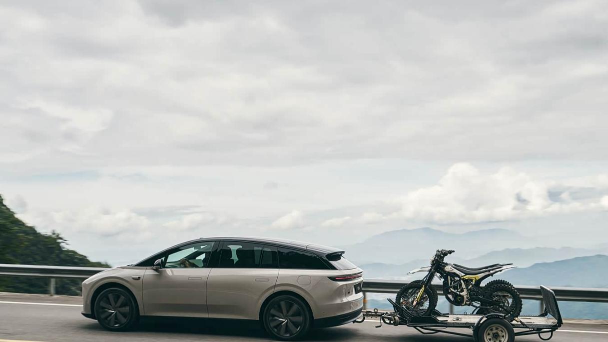 上市即交付，后排配21.4英寸娱乐屏，还带双腔空悬，理想i6太强了