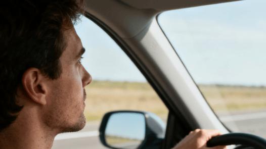 汽车方向盘出现跑偏情况，是啥原因导致的？自己能简单调整不？