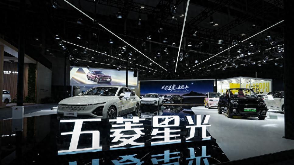 五菱星光可加油可充电，9.38万起预售，低油耗“秒杀”对手