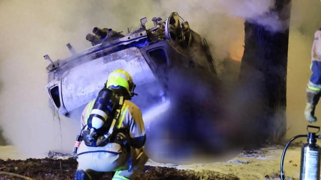 荷兰海牙凌晨惨剧！警方追捕致车辆失控起火，三名乘客不幸身亡