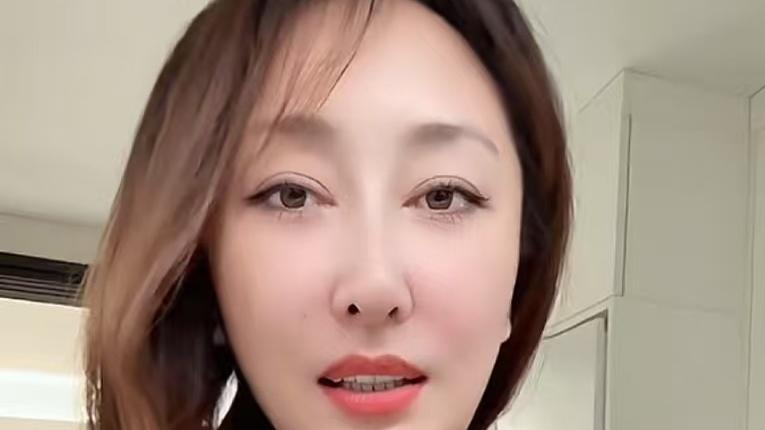 电视台辞职女主持人当博主月入5万，坦言赚钱真累！