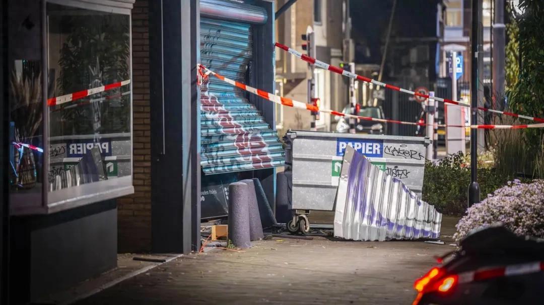 笨贼一箩筐！窃贼开车撞门，赃物没到手反被荷兰警方“打包”带走