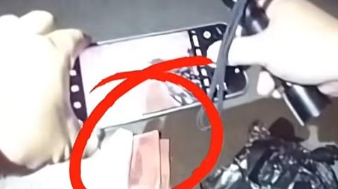 15万现金误当垃圾扔，警方翻垃圾找回！