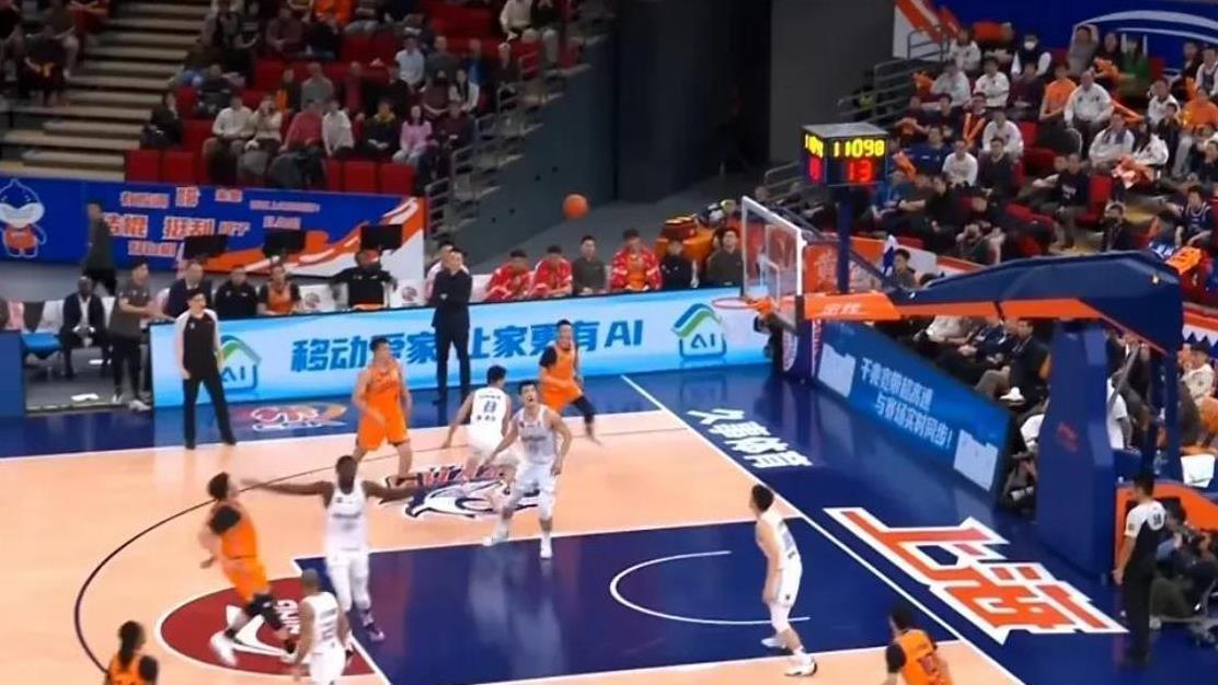 CBA焦点战：克里斯技术犯规，高诗岩缺阵