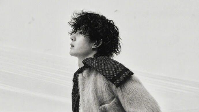 王一博这波 T 刊四登封，是把素颜文艺焊在少年骨相里的随性少年教科书