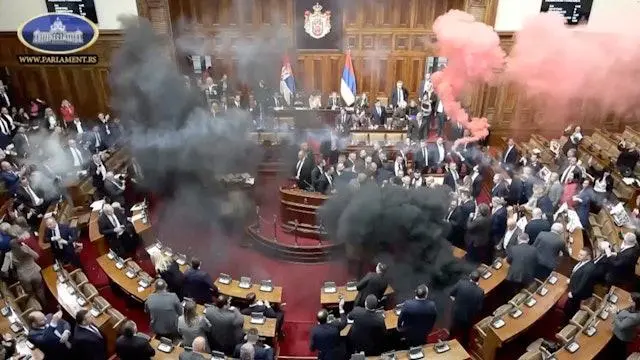 塞尔维亚一夜变天！武契奇稍有不慎，就会步阿萨德的后尘，塞尔维亚大乱将至？