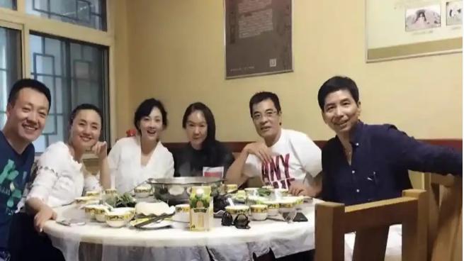 朱媛媛夫妇早年端午合影，跟牛莉刘威他们一起过节，画面温馨让人想流泪