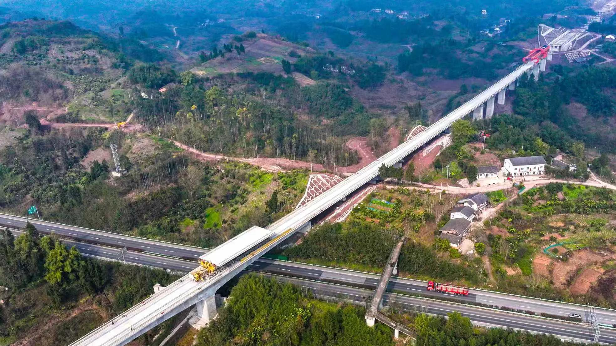 西渝高铁康渝八标在全线率先完成箱梁架设任务