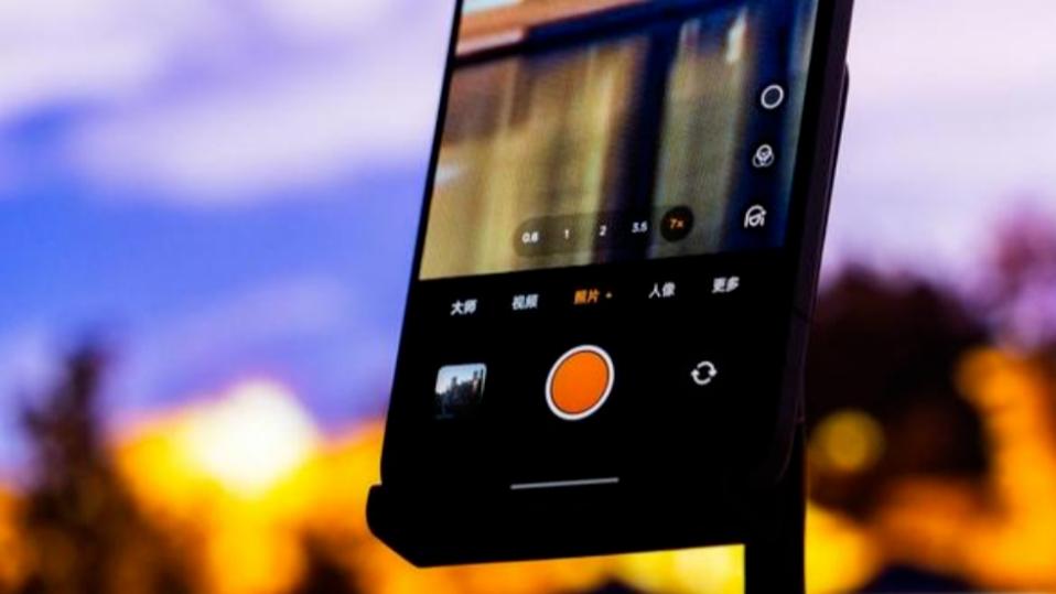 OPPO Find X9 Ultra 和 vivo X300 Ultra均配国产2K直屏，谁更强？