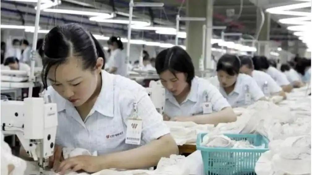 朝鲜国营工人有多敬业？干活积极主动，时刻把生产任务挂嘴边